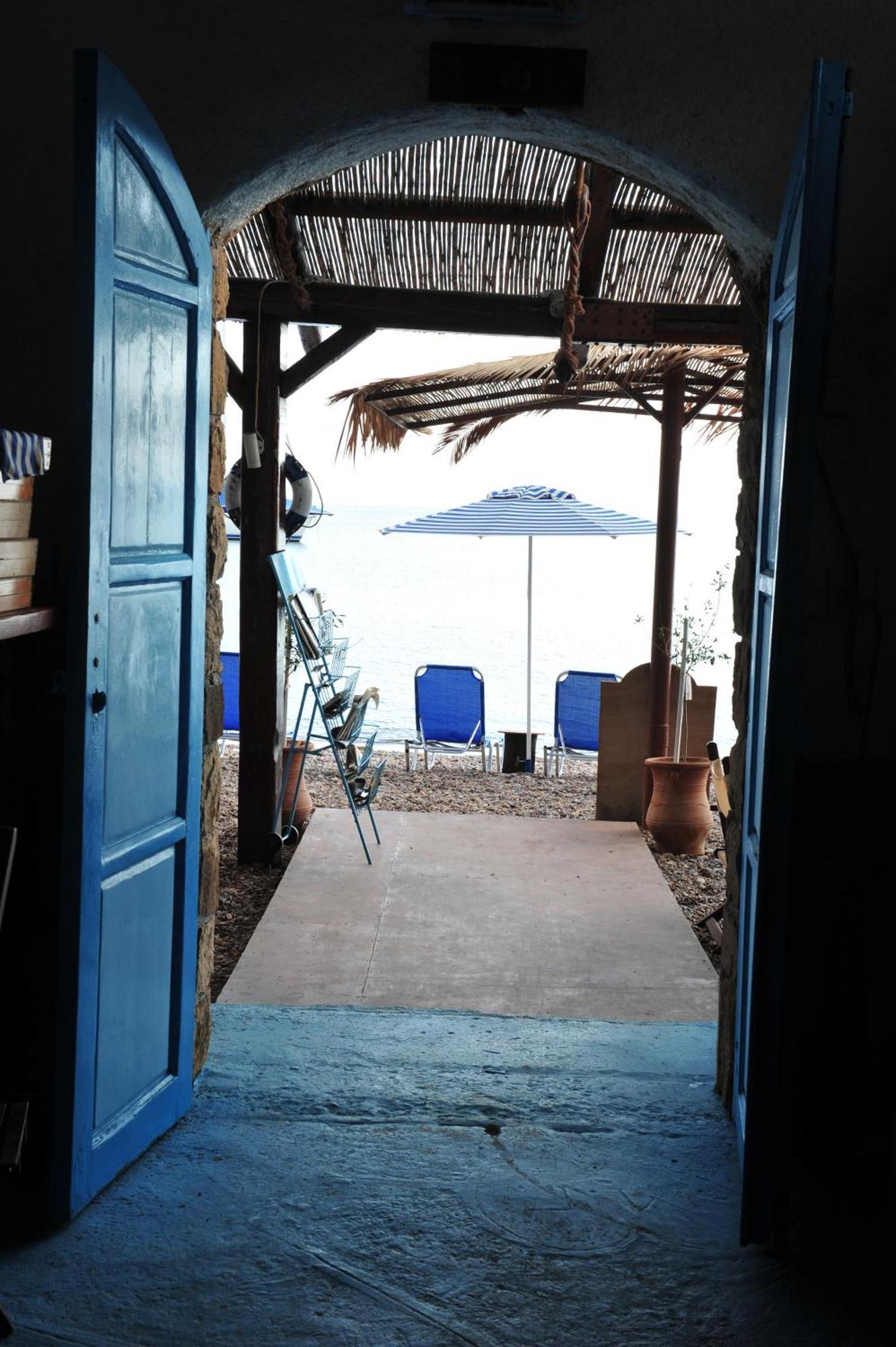 Beachfront Lampis Dolphin 4 Скала Екстериор снимка