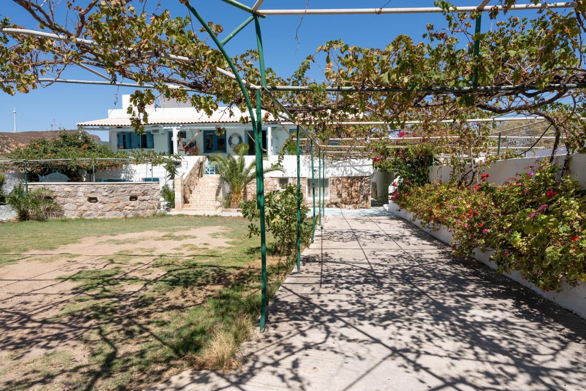 Beachfront Lampis Dolphin 4 Скала Екстериор снимка